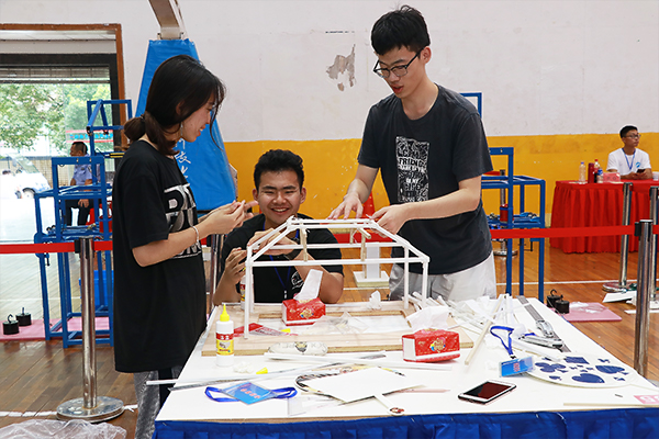 参赛小组成员合作完成模型制作 万象城allwincity官网宣传部 隋明潓 摄0.jpg